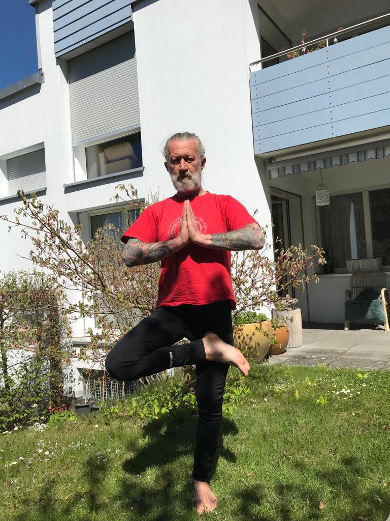 Halber Baum Halber Baum Yogastellung Bruno im Garten
